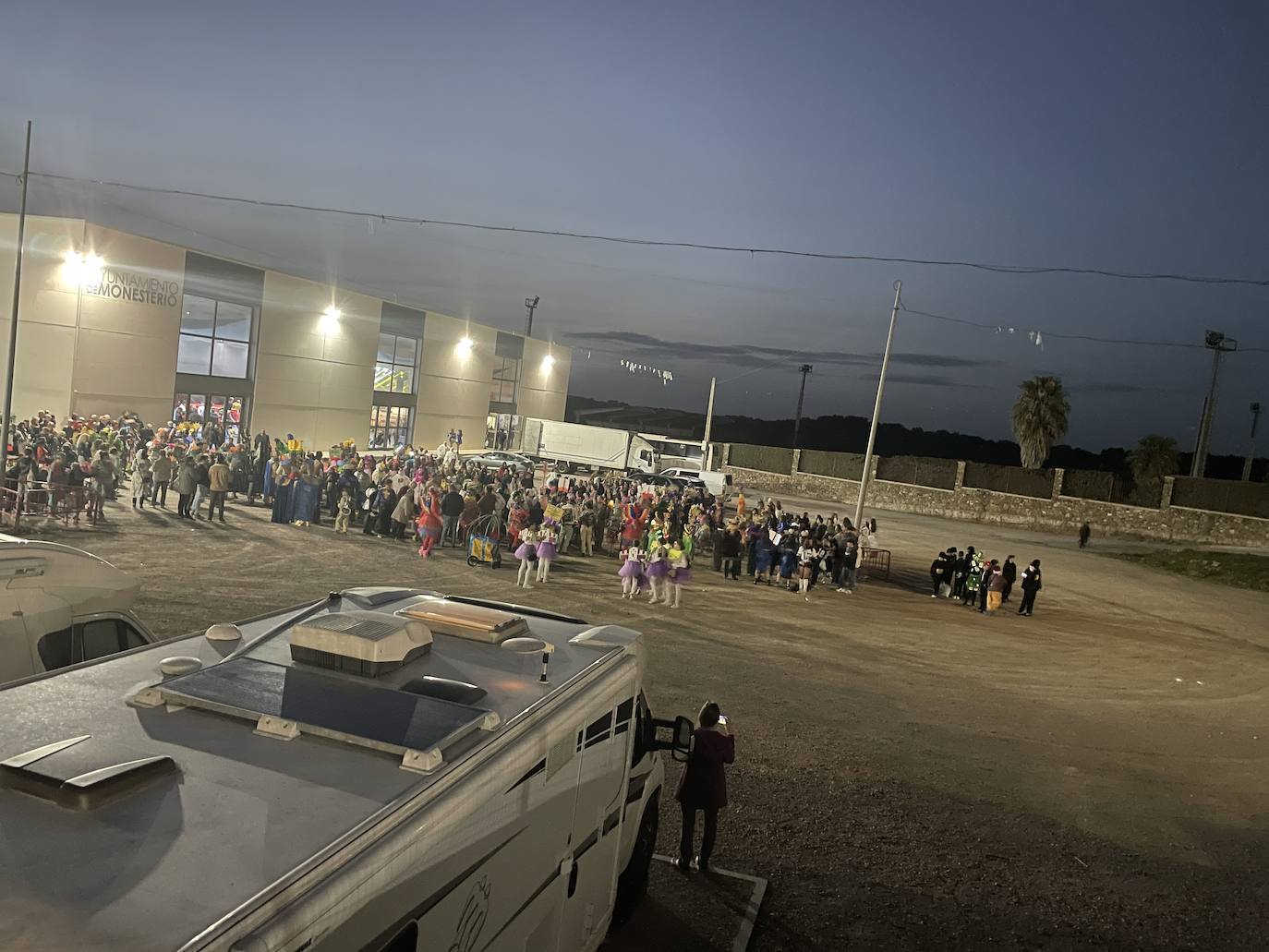 Llegada de los grupos al Pabellón Multiusos para el concurso de disfraces