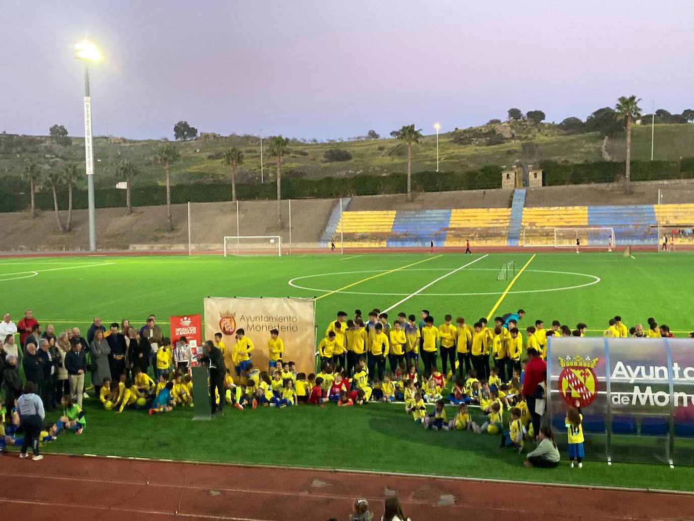 Inauguración oficial del campo de fútbol de césped artificial de Monesterio