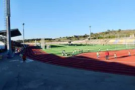 La pista de atletismo de Monesterio rodea el nuevo césped