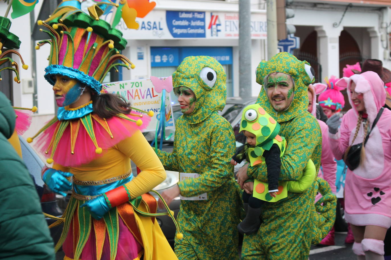 En imágenes, el pasacalles popular del Carnaval de Monesterio (Parte II)