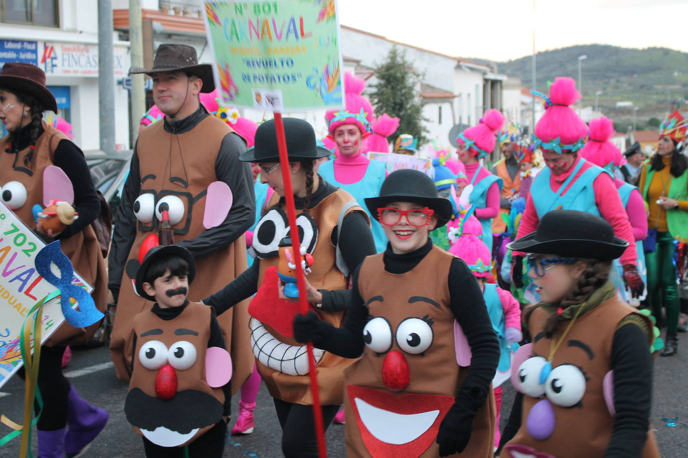En imágenes, el pasacalles popular del Carnaval de Monesterio (Parte II)