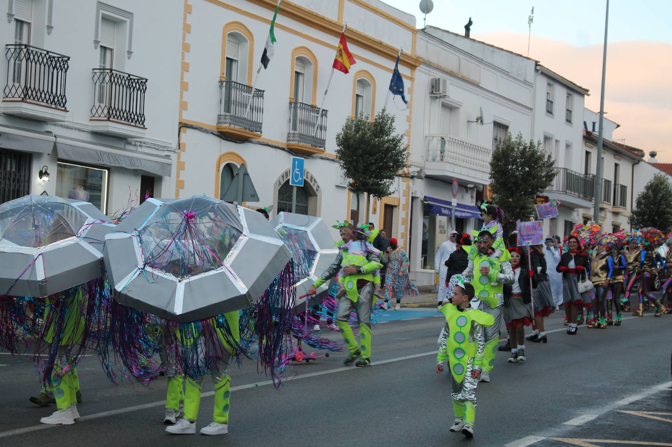 En imágenes, el pasacalles popular del Carnaval de Monesterio (Parte III)