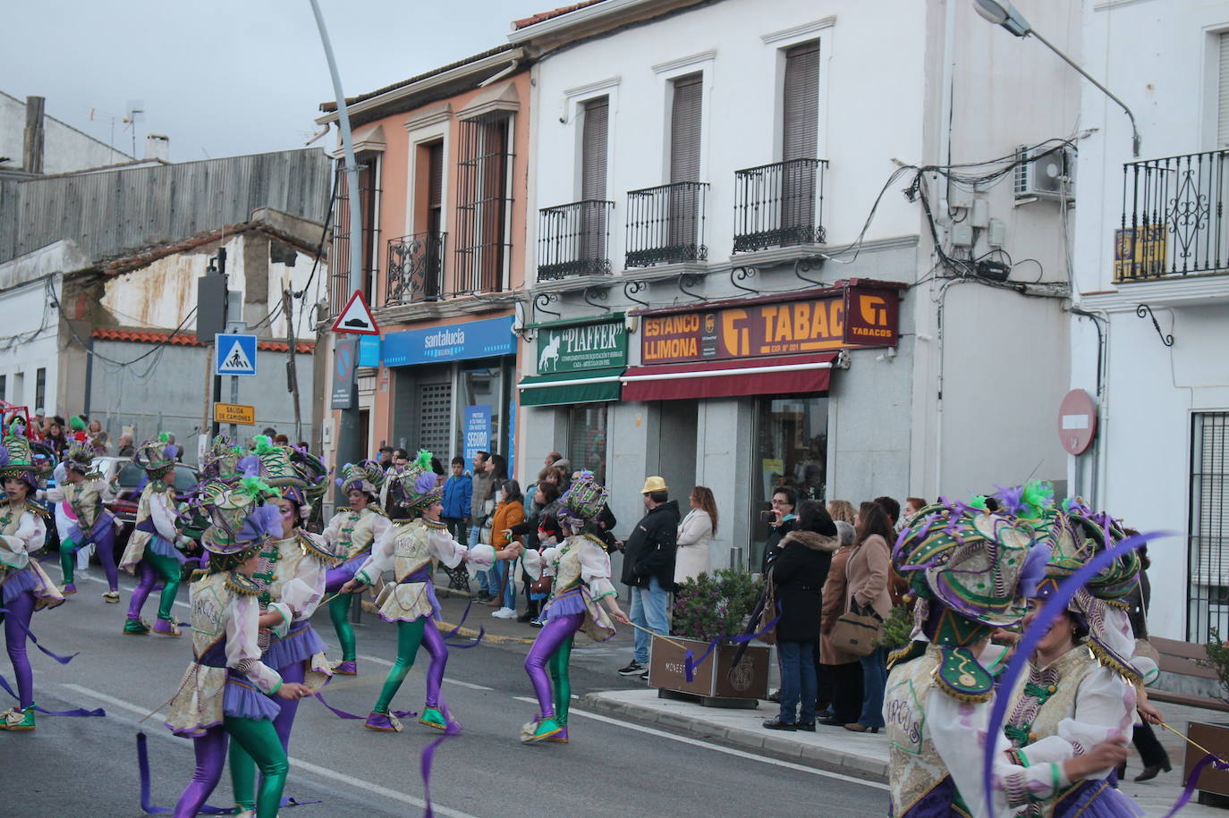 En imágenes, el pasacalles popular del Carnaval de Monesterio (Parte III)