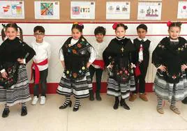 Alumnos del colegio 'El Llano' de Monesterio con el traje típico de la región de la zona de Don Benito