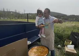 Una minichef, que ya apunta maneras, aprende de su padre