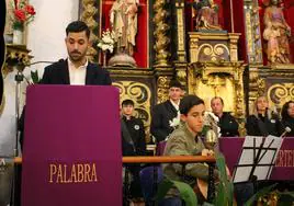 Manuel Parra junto a Juan Moya durante un momento del pregón de la Semana Santa de Monesterio 2024