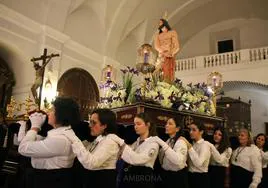 Uno de los momentos en los que el Señor Cautivo se dirige al centro de la iglesia para encontrarse con el Señor Cautivo este Miércoles Santo en Monesterio