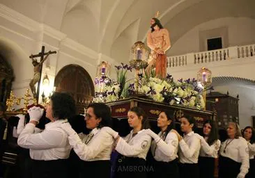 Las mujeres portan las imágenes del Miércoles Santo en Monesterio