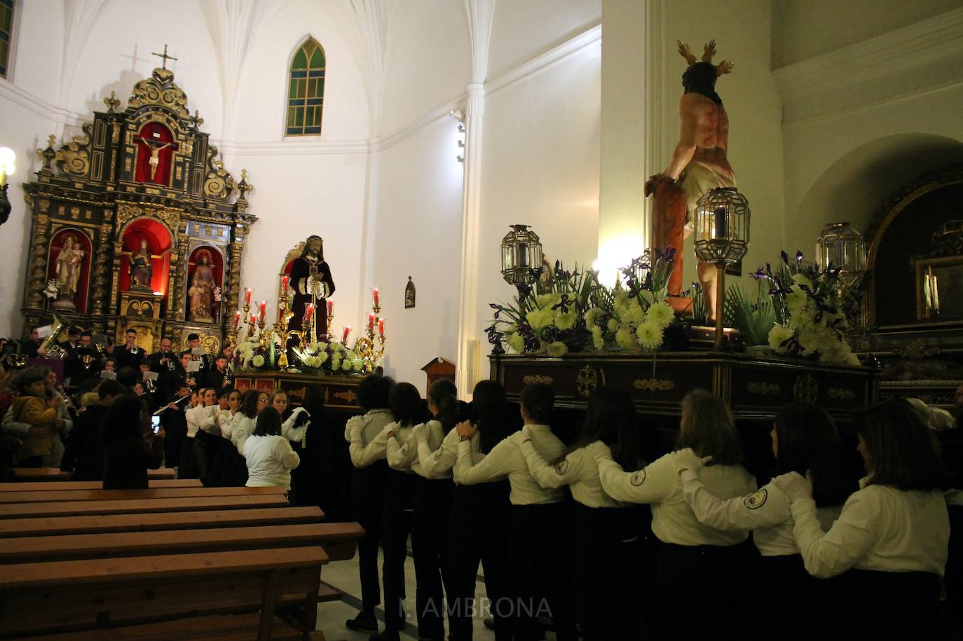 Las mujeres portan las imágenes del Miércoles Santo en Monesterio
