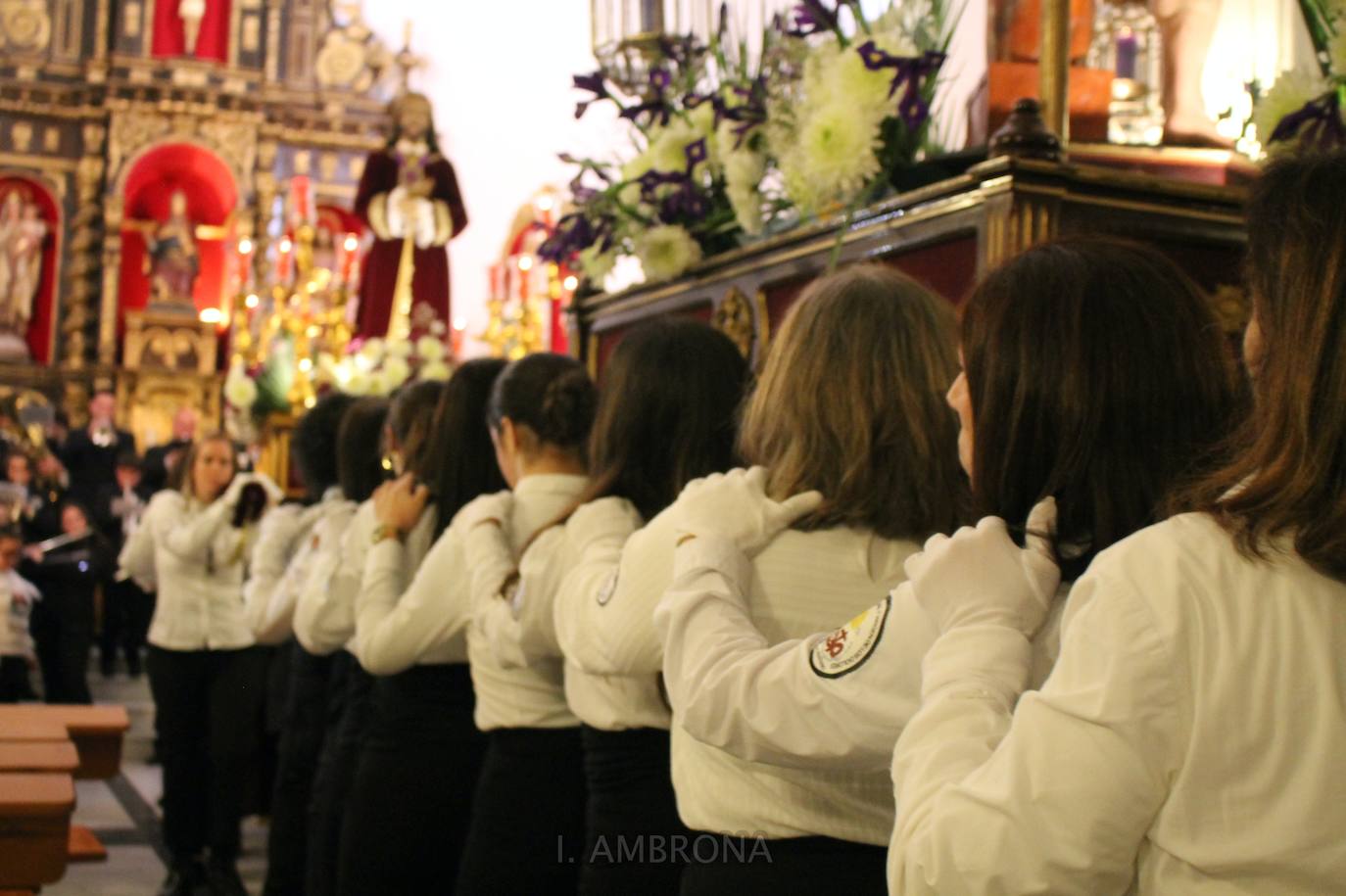 Las mujeres portan las imágenes del Miércoles Santo en Monesterio