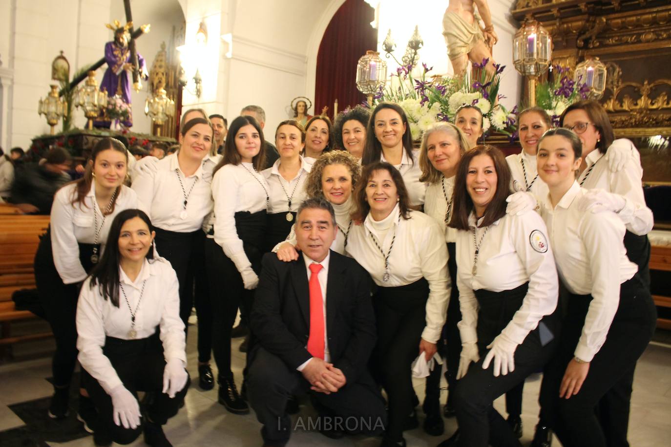 Las mujeres portan las imágenes del Miércoles Santo en Monesterio