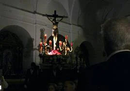 Momento en el que el cantaor José Dávila interpreta una saeta ante el Cristo de la Buena Muerte en la iglesia de Monesterio