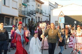 Miembros de la Hermandad y romeros acompañan al Santo en su procesión el día 15 de mayo de 2024 en Monesterio