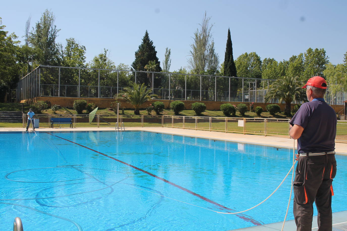 Trabajos de limpieza en la piscina