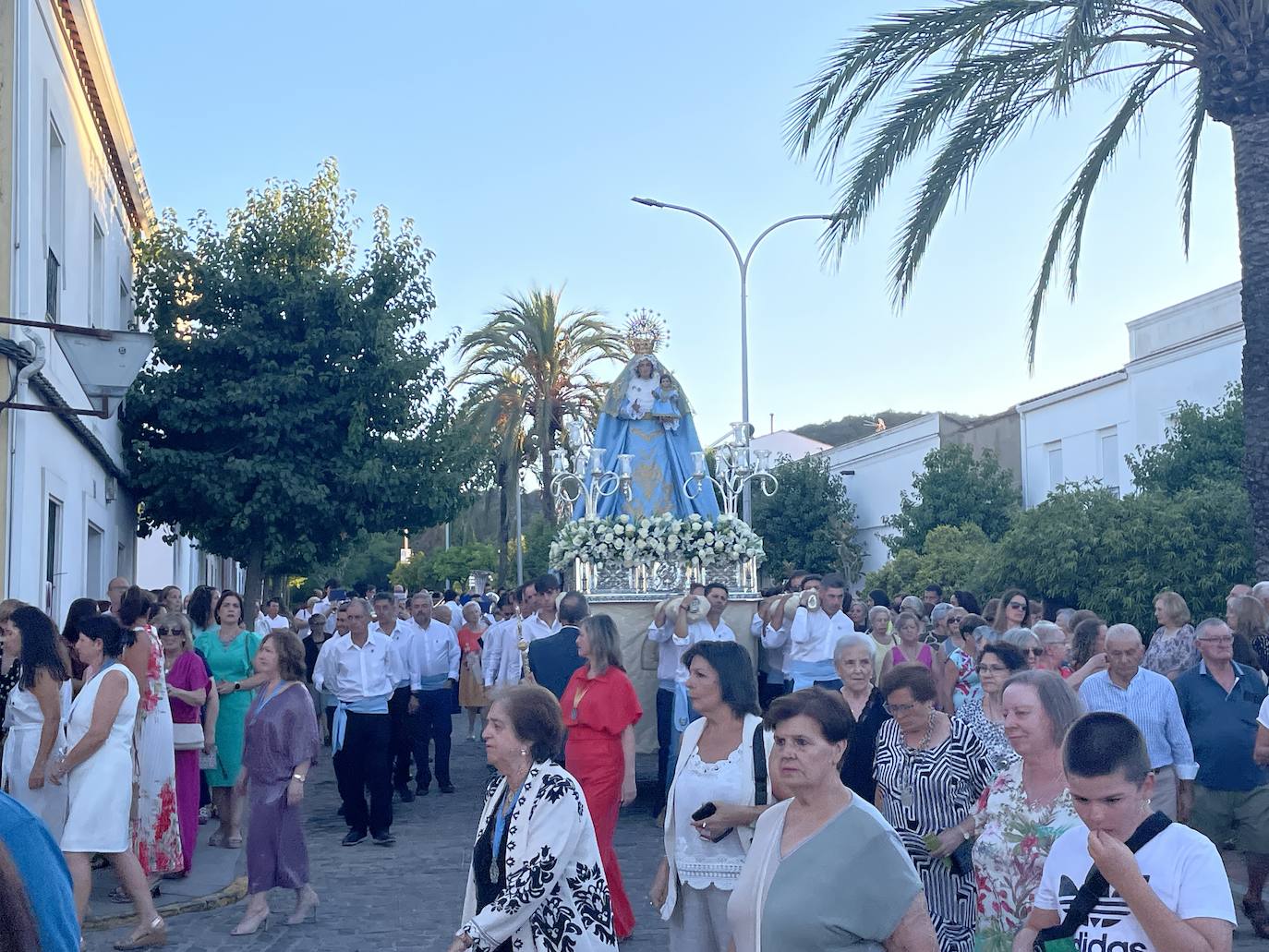 Procesión de la Virgen de Tentudía por las calles del pueblo