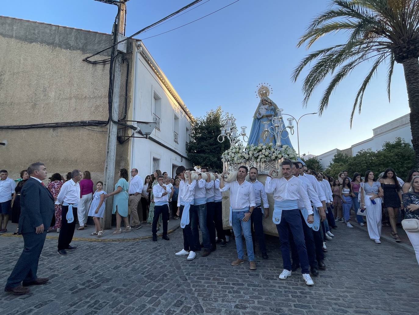 Procesión de la Virgen de Tentudía por las calles del pueblo