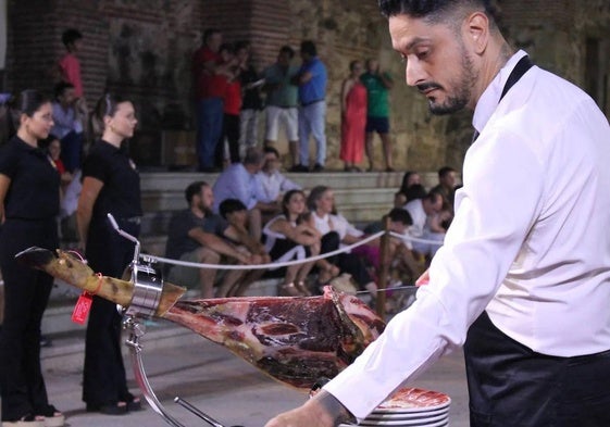 Javier Torres, de Sevilla, consiguió en 2023 el Cuchillo Jamonero de Oro de Monesterio