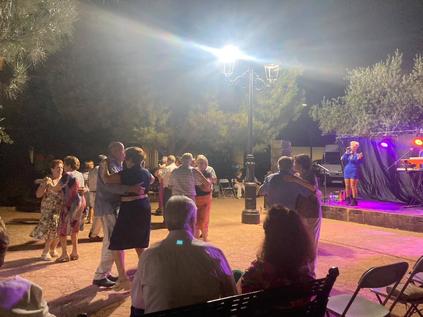 Fotos| Los mayores de Monesterio disfrutan de su Verbena Popular