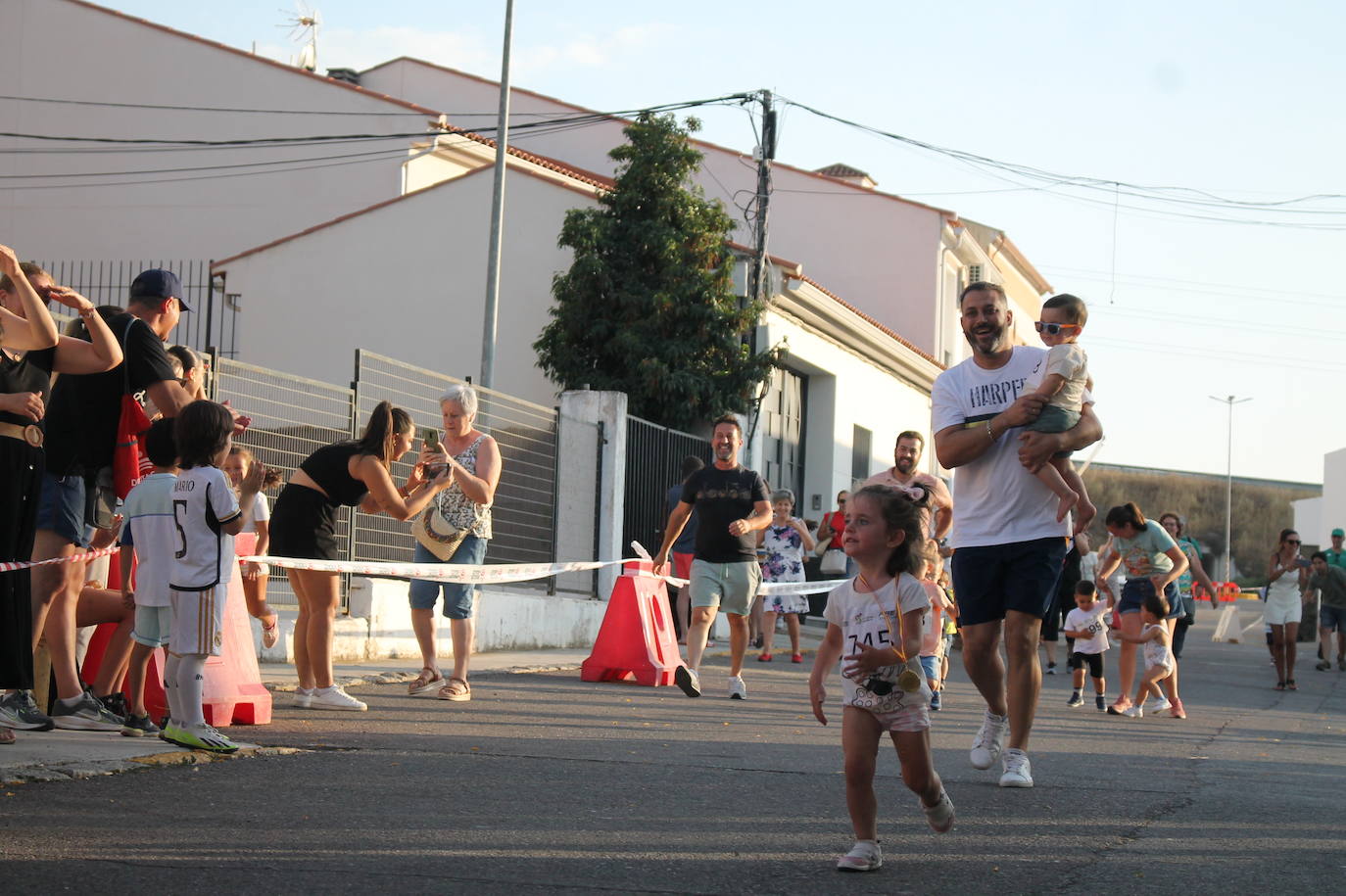 Fotos| Unos 200 atletas participan en la II Milla Urbana de Monesterio