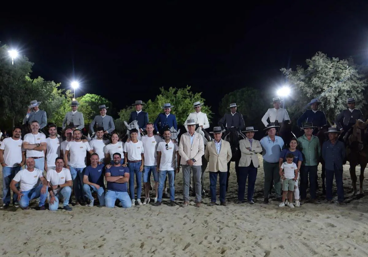 Foto de familia de los organizadores y el jurado con los diez primeros clasificados.