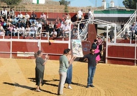 El hijo y la nieta del vecino Eulalio Murillo recibieron de la concejala María Fernánda Díaz y de uno de los promotores del festejo un obsequio en homenaje a su familiar