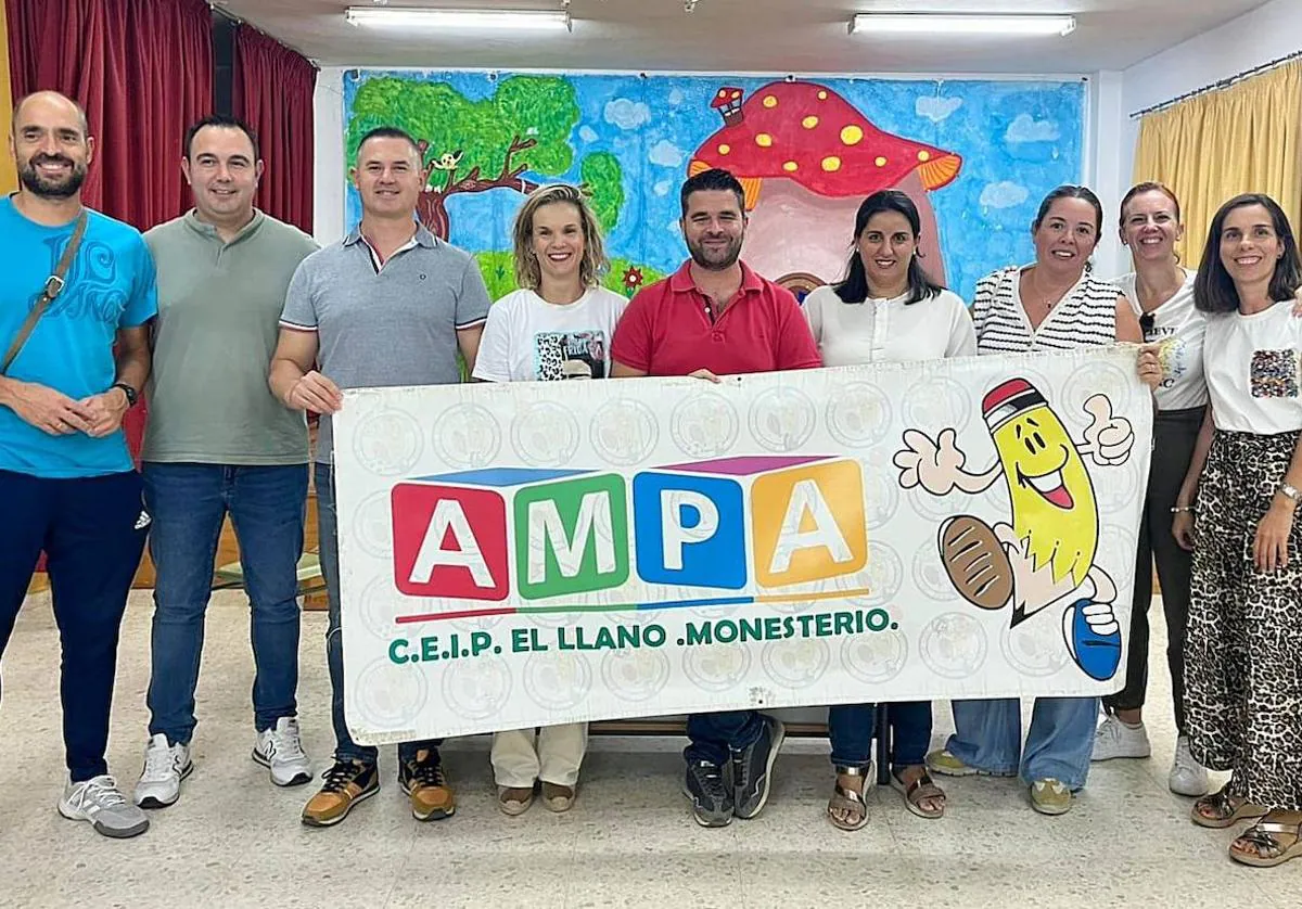 Foto de familia de los nuevos miembros de la junta directiva de la Ampa 'El Llano' de Monesterio. Rafael Ortega, en el centro de la imagen con camiseta roja.