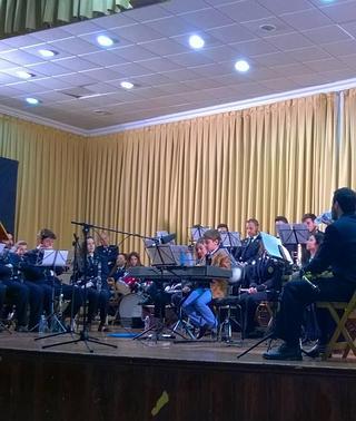 Antonio Quintero entonando su pieza al piano junto a los miembros de la  Banda Municipal de Música