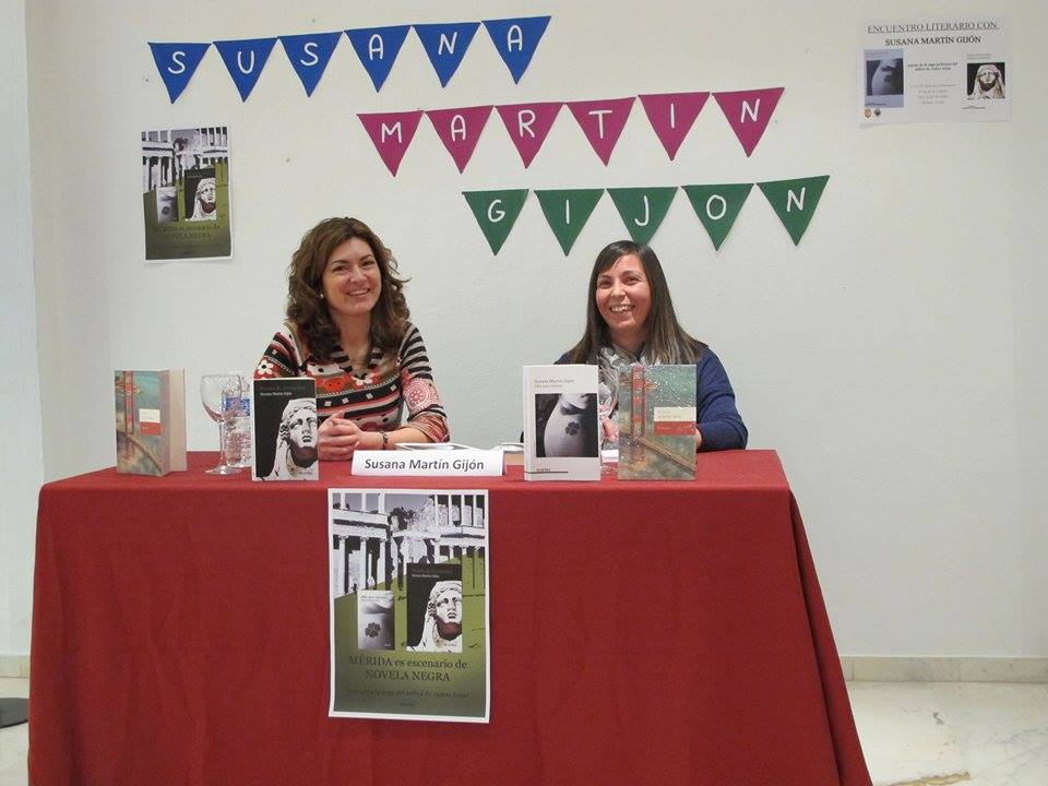 Susana Martín durante la tertulia junto a Belén, responsable de la Bilblioteca Cervantes 