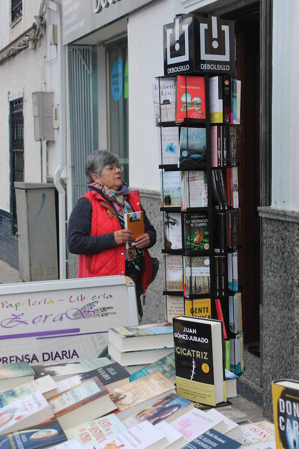 Vecina decidiendo qué libro comprar 