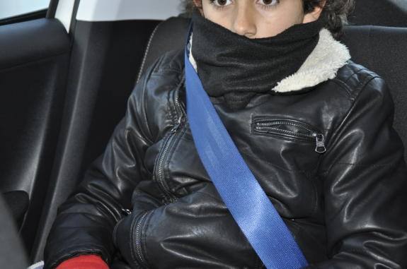 Menor haciendo uso del cinturón de seguridad 