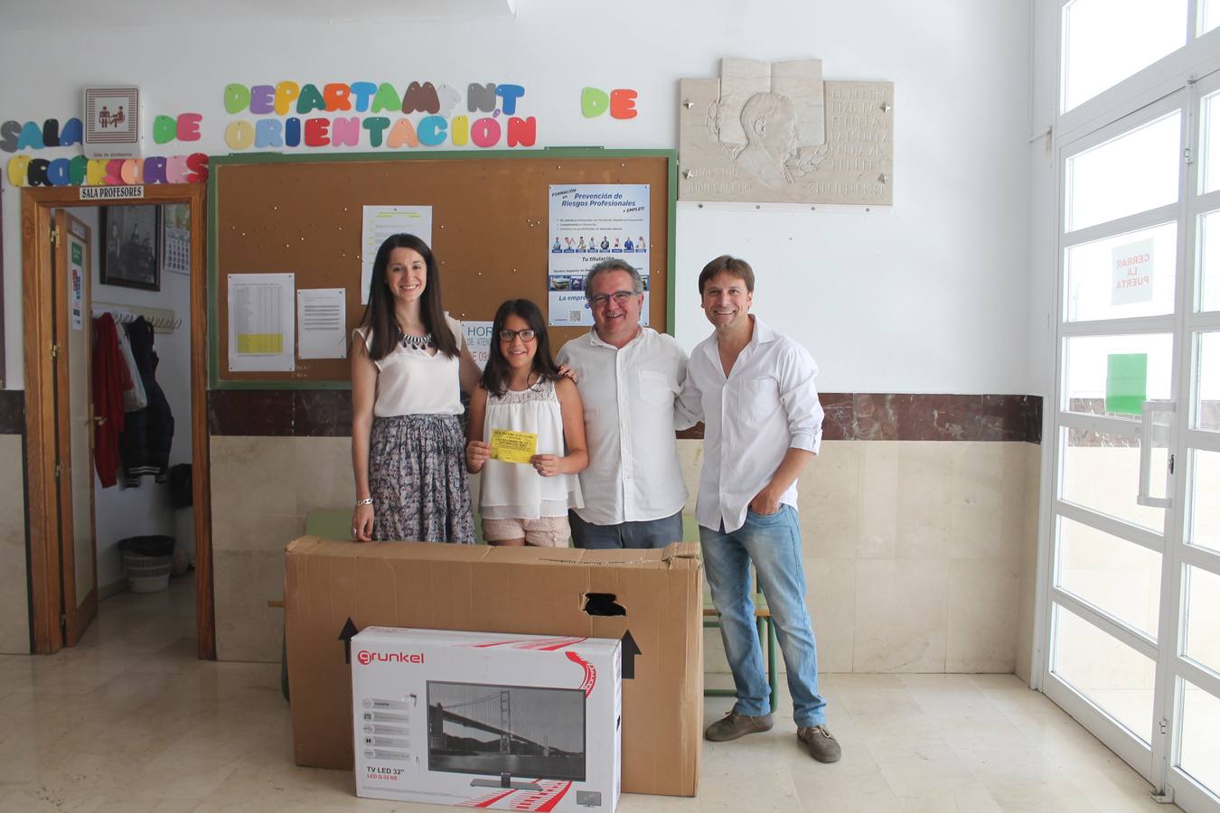 Sonia Paniagua, alumna ganadora del sorteo de las papeletas, junto a Víctor, Olga, educadora social del centro, y Manuel Nogues, director 