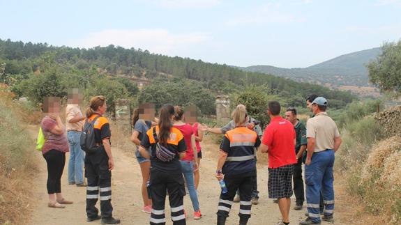 Un grupo de vecinos, junto agentes de la Guardia Civil y Protección Civil, durante la búsqueda de Manuela en las cercanías de Monesterio 