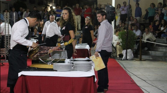Jóvenes azafatas durante el Concurso de Cortadores de Jamón 