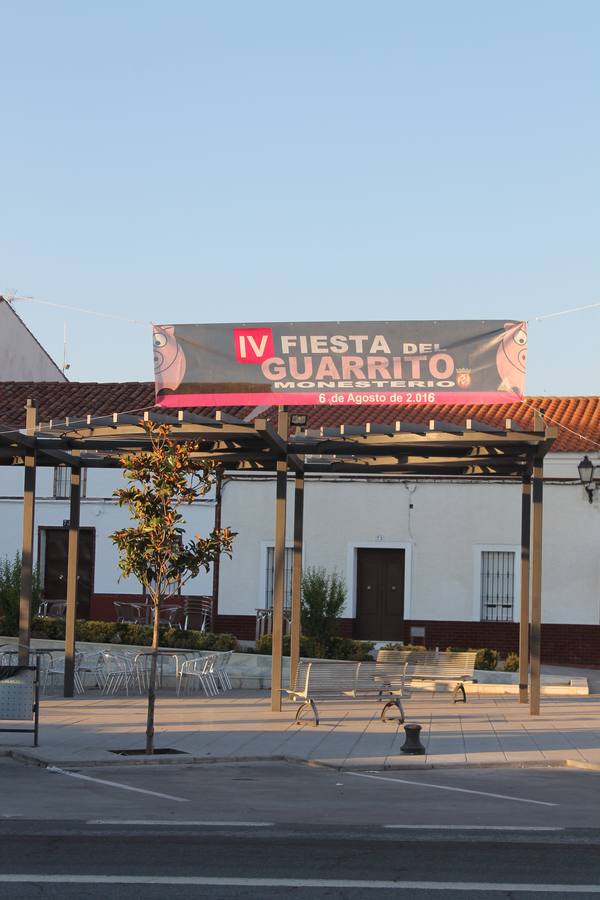 Uno de los carteles promocionales de la fiesta que luce por las calles de la localidad 