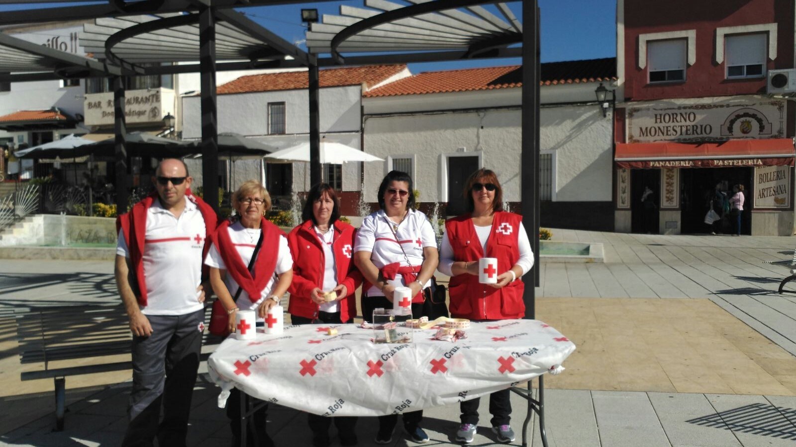 Voluntarios de Cruz Roja en una de las mesas el Día de la Banderita 