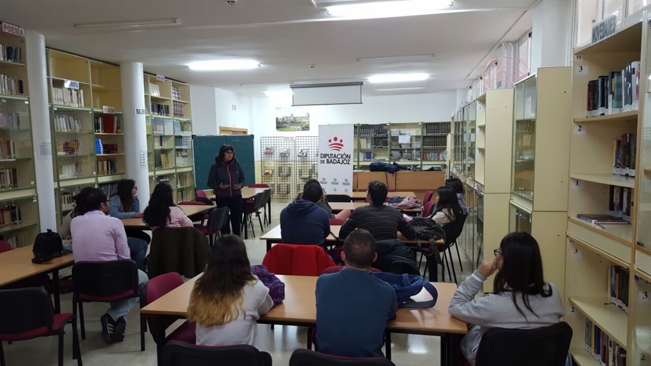 Durante el taller de fotografía, esta mañana en el I.E.S. 'Juan Calero' 