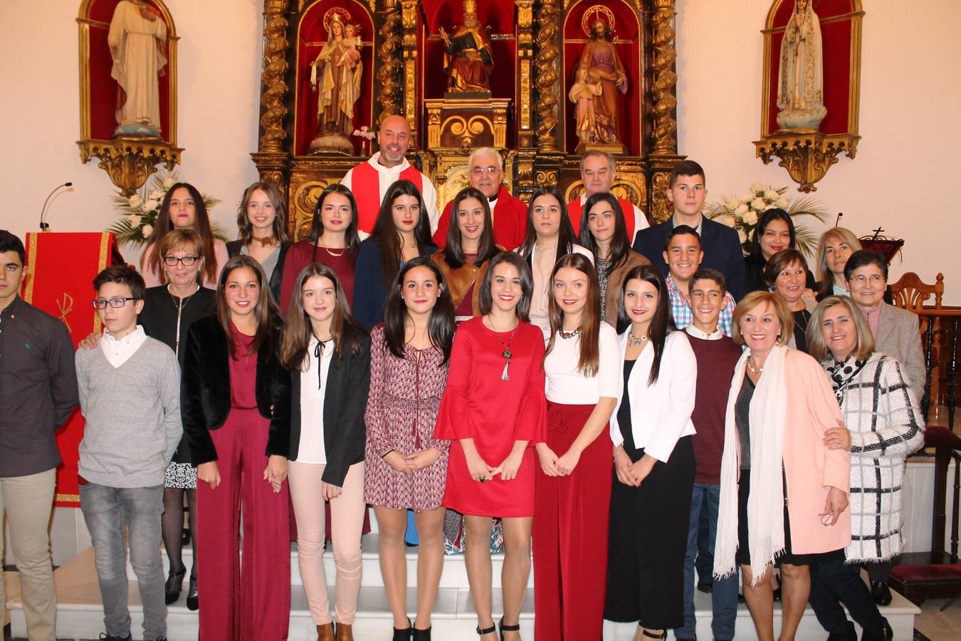 Foto de familia de confirmados y catequistas 