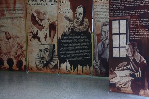 Algunos de los paneles que componen la exposición dedicada a Cervantes 