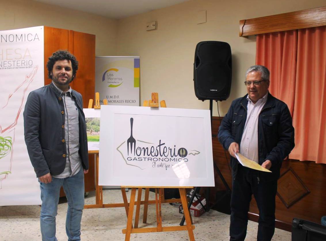 Fernando Pacheco junto al alcalde de Monesterio y su logo 