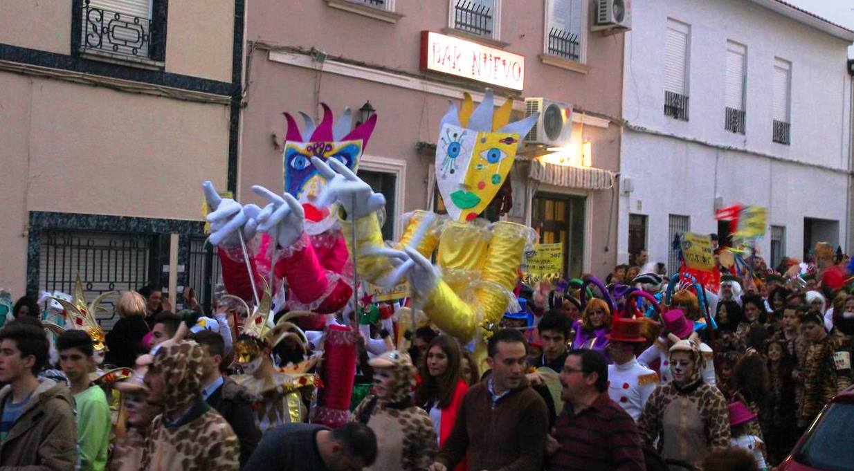 Ambiente durante el pasacalle popular 