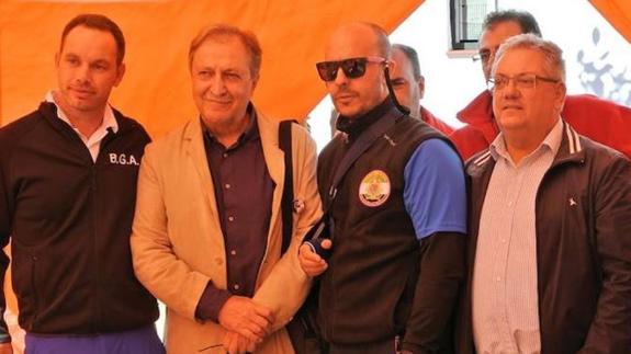 Paco Lobatón junto a José Ángel Sánchez y Antonio Garrote, alcalde de Monesterio, en una de las batidas en la localidad 