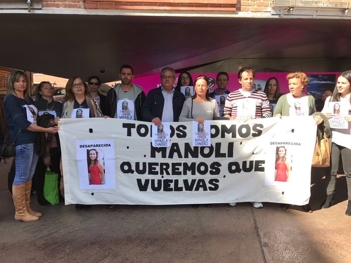 Familiares de Manuela, Antonio Garrote y Dina Bella, portando una pancarta en recuedo a Manuela 