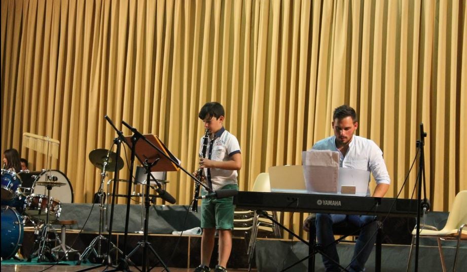 Antonio Luis Mimbrero, profesor de la Escuela de Música, al piano junto a uno de sus alumnos durante el concierto de clausura del pasado curso 