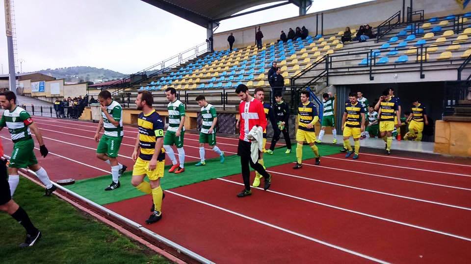 Ambos equipos durante su salida al terreno de juego 