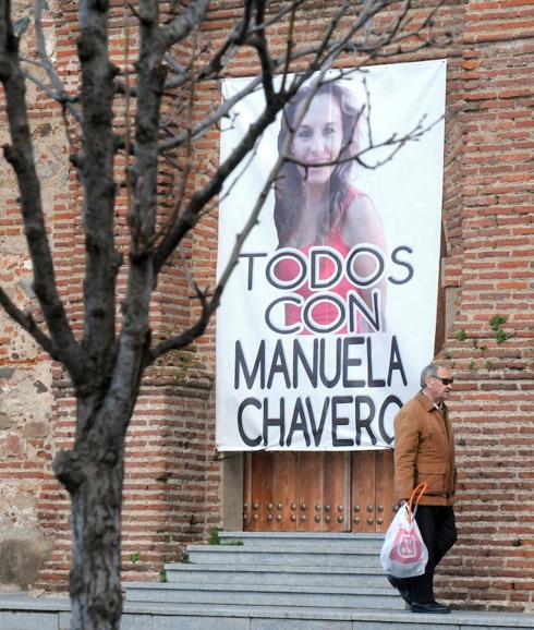 La foto de Chavero continúa presidiendo la plaza del pueblo 