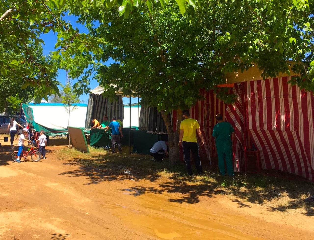 Jornada de convivencia durante el montaje de las casetas 