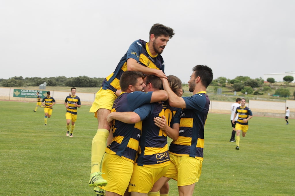 Los jugadores festejan un gol en su último partido de la fase de ascenso en casa contra el Torviscal 