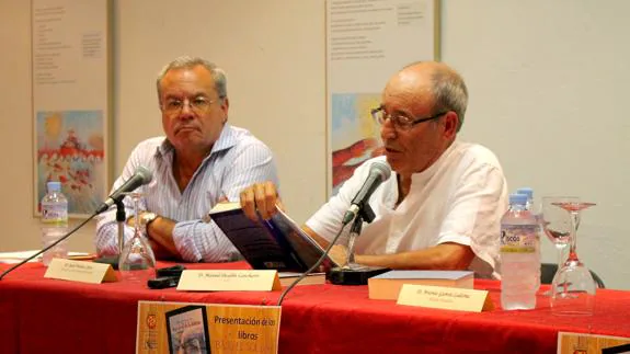 Pecellín, junto al concejal de Cultura, Juan Molina, durante la lectura de uno de sus textos 