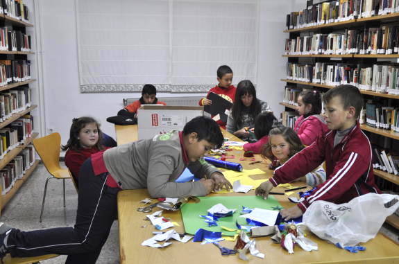 NIños y niñas en la biblioteca 