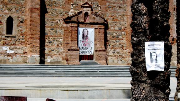 Imagen de Manuela en la plaza del pueblo 